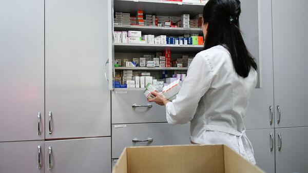 Сотрудник аптеки расставляет лекарства. Архивное фото - Sputnik Кыргызстан