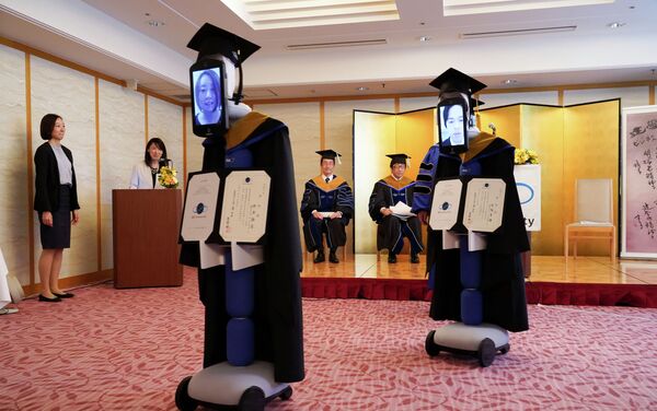 Когда ведущий объявлял фамилию конкретного студента, робот на колесах выезжал на сцену для получения диплома - Sputnik Кыргызстан
