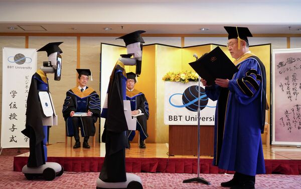 Во время выпускной церемонии в одном из университетов Японии студентов заменили роботы - Sputnik Кыргызстан