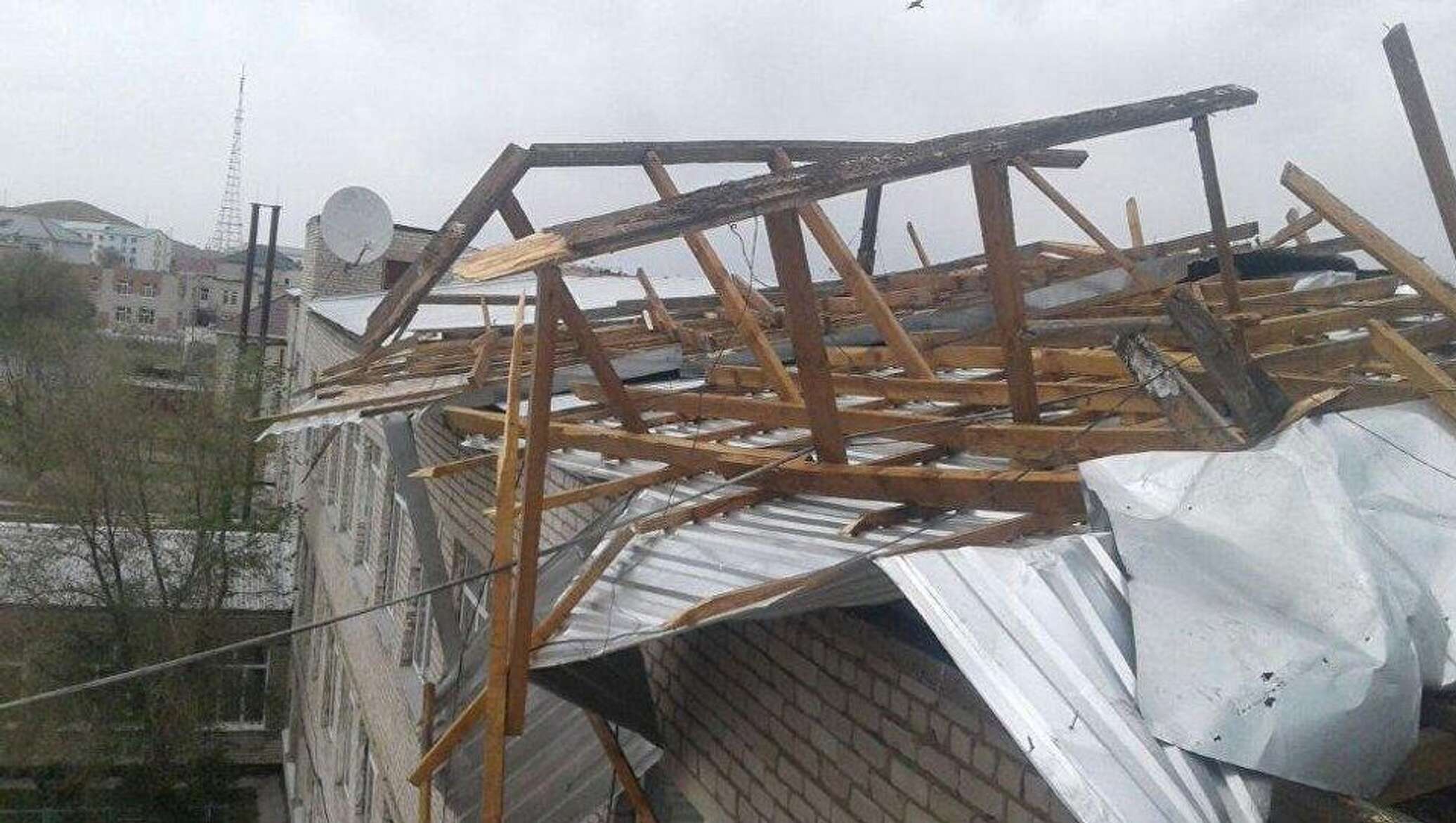 Крыша тараз. Разрушенная крыша. Сдуло крышу. Сломанная крыша. Дом с разрушенной крышей.