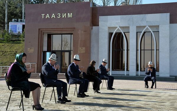 В ходе кровавых событий на площади Ала-Тоо лишился власти президент страны Курманбек Бакиев - Sputnik Кыргызстан