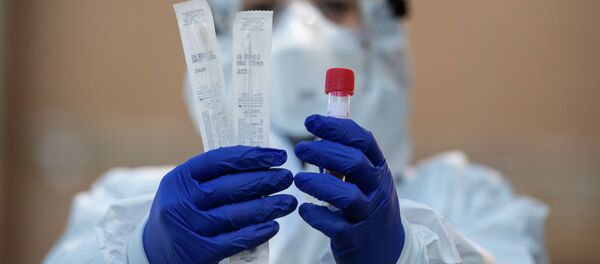 Коронавируска тест алып жаткан дарыгер. Архив - Sputnik Кыргызстан