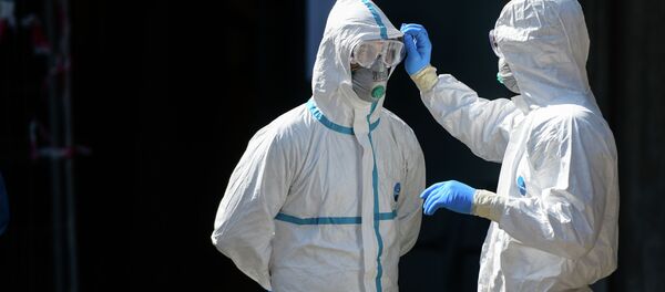 Медицинские работники в защитном костюме в доме Медицинские работники в защитном костюме в доме - Sputnik Кыргызстан