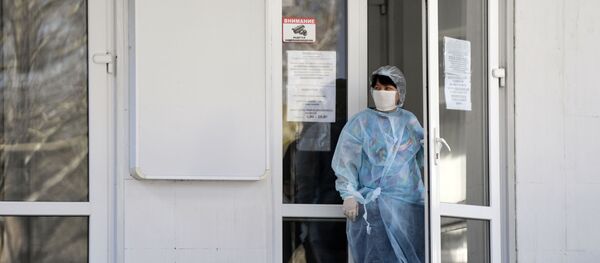 Врач в медицинской маске и халате. Архивное фото Врач в медицинской маске и халате. Архивное фото - Sputnik Кыргызстан