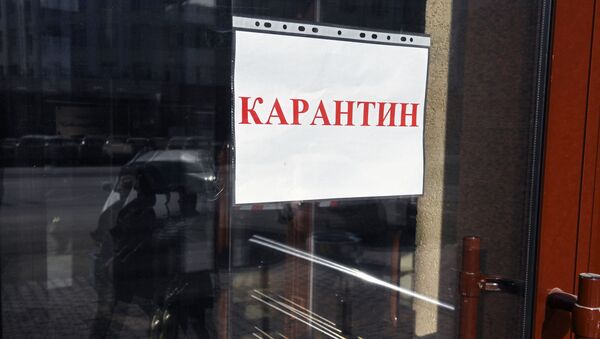 Объявление о карантине на двери здания. Архивное фото - Sputnik Кыргызстан