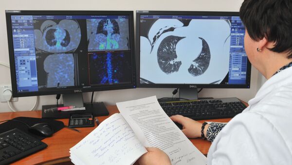 Дарыгер компьютердик томографиянын натыйжаларын карап отурат. Архив - Sputnik Кыргызстан