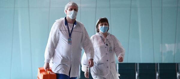 Дарыгерлер медициналык бет капчап иш учурунда. Архив - Sputnik Кыргызстан