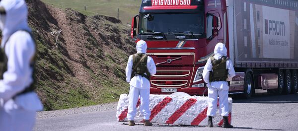 Сотрудники правоохранительных органов стоят на блокпосту в одном из населенных пунктов - Sputnik Кыргызстан