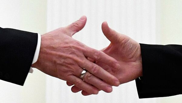 Мужчины пожимают руки друг другу. Иллюстративное фото - Sputnik Кыргызстан