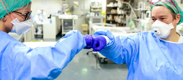 Члены медицинского персонала ударили кулаками от радости. Архивное фото - Sputnik Кыргызстан