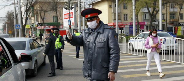 Сотрудники правоохранительных органов проверяют документы водителей и пассажиров на контрольно-пропускном пункте в Бишкеке, после объявления чрезвычайного положения из-за коронавируса - Sputnik Кыргызстан