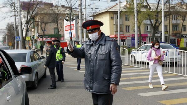Сотрудники правоохранительных органов проверяют документы водителей и пассажиров на контрольно-пропускном пункте в Бишкеке, после объявления чрезвычайного положения из-за коронавируса - Sputnik Кыргызстан