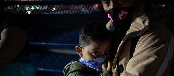 Отец и сын в защитных масках. Архив - Sputnik Кыргызстан