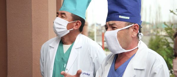 Вручение средств индивидуальной защиты медперсоналу в Оше - Sputnik Кыргызстан