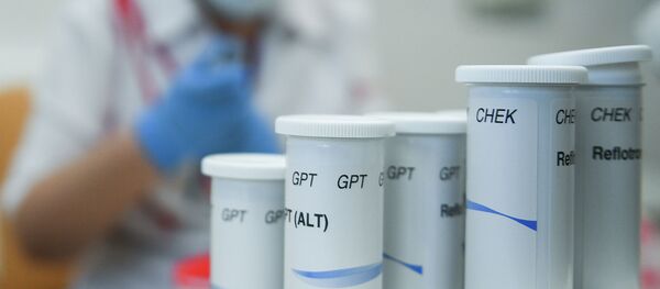 Контейнеры с образцами забранными у доноров. Архивное фото Контейнеры с образцами забранными у доноров. Архивное фото - Sputnik Кыргызстан