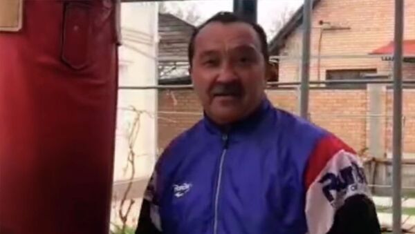 Орзубек Назаров карантинде кантип формасын сактап жатканын көрсөттү. Видео - Sputnik Кыргызстан