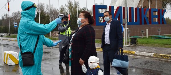 Медик проверяет температуру людей на контрольно-пропускном пункте Медик проверяет температуру людей на контрольно-пропускном пункте - Sputnik Кыргызстан