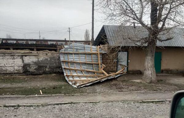 Последствия шквалистого ветра в Ат-Башинском районе - Sputnik Кыргызстан