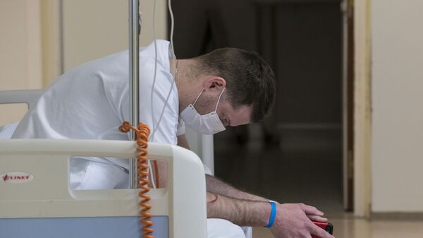 Медработник на перерыве в отделении неотложной помощи больницы - Sputnik Кыргызстан