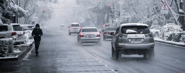 Автомобили на одной из улиц Бишкека. Архивное фото Автомобили на одной из улиц Бишкека. Архивное фото - Sputnik Кыргызстан