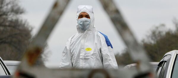 Медицинский работник на въезде в город Бишкек. Архивное фото - Sputnik Кыргызстан