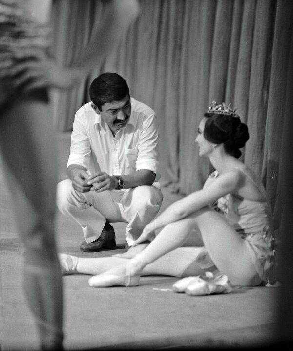 Кинорежиссер Дооронбек Садырбаев и балерина Айсулуу Токомбаева, 1977 год, Фрунзе - Sputnik Кыргызстан