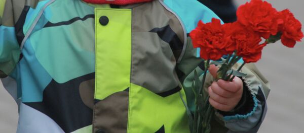 Мальчик со цветами в руке. Архивное фото - Sputnik Кыргызстан