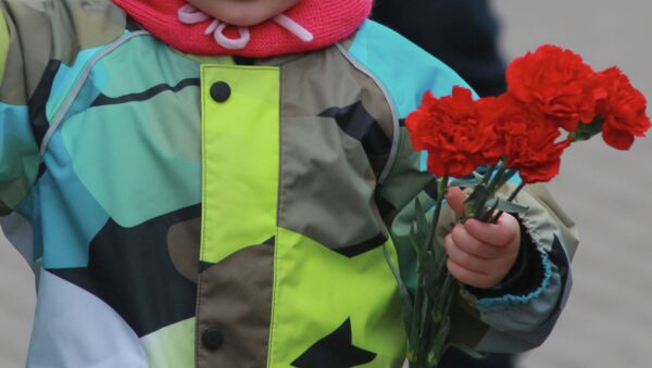 Мальчик со цветами в руке. Архивное фото - Sputnik Кыргызстан