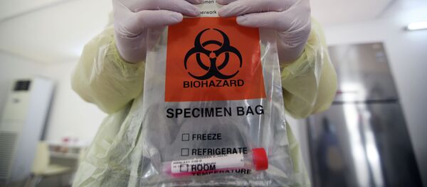 Медицинских сотрудник держит образец для тестирования на коронавирус COVID-19 - Sputnik Кыргызстан