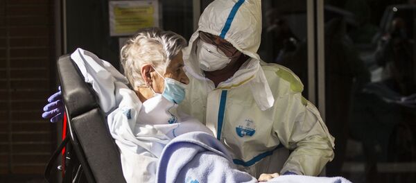 Медицинский работник доставляет пациента на каталке в приемное отделение госпиталя - Sputnik Кыргызстан