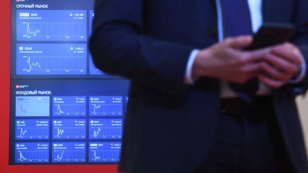 Монитор с интерактивными онлайн графиками биржи. Архивное фото - Sputnik Кыргызстан