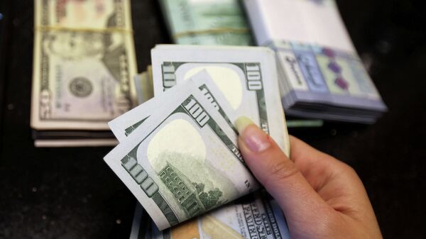Женщина пересчитывает доллары США. Архивное фото - Sputnik Кыргызстан