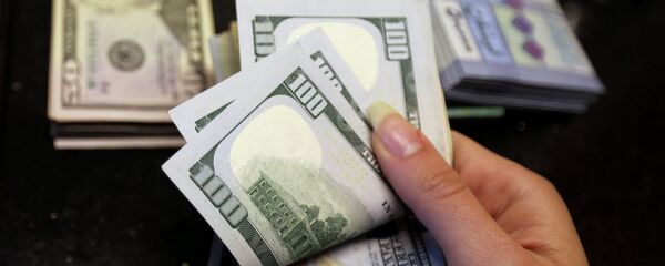 Женщина пересчитывает доллары США. Архивное фото Женщина пересчитывает доллары США. Архивное фото - Sputnik Кыргызстан