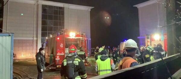 Москвада чыккан өрттөн карыяларды сактап калган мигранттар. Видео - Sputnik Кыргызстан