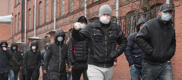 Мигранты у здания Управления Федеральной миграционной службы России. Архивное фото - Sputnik Кыргызстан