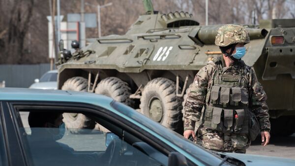 Военнослужащий на блокпосту у въезда в город Алма-Ата, Казахстан - Sputnik Кыргызстан