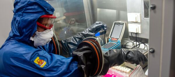 Медицинский специалист работает в лаборатории для диагностики COVID-19 - Sputnik Кыргызстан