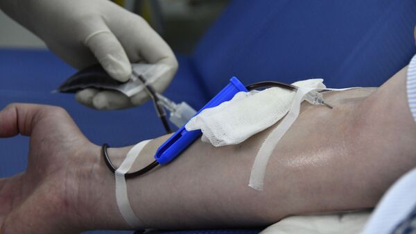 Медсестра проводит забор крови у донора. Архивное фото - Sputnik Кыргызстан