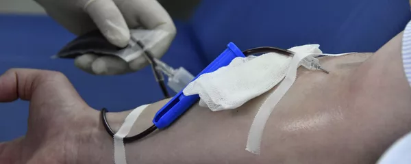 Медсестра проводит забор крови у донора. Архивное фото Медсестра проводит забор крови у донора. Архивное фото - Sputnik Кыргызстан