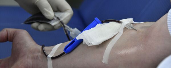 Медсестра проводит забор крови у донора. Архивное фото - Sputnik Кыргызстан