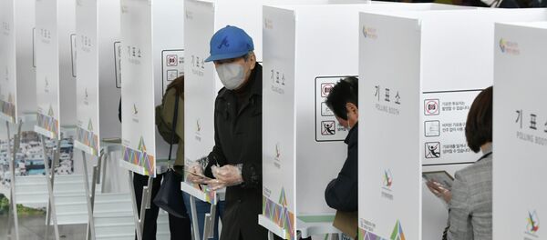 Жители Южной Кореи голосуют во время досрочных выборов - Sputnik Кыргызстан