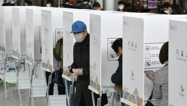 Жители Южной Кореи голосуют во время досрочных выборов - Sputnik Кыргызстан