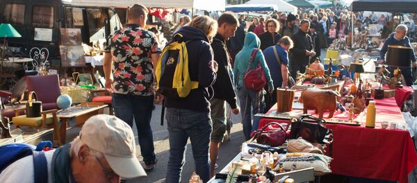 Блошиный рынок в ходе торговли в центре города. Архивное фото - Sputnik Кыргызстан