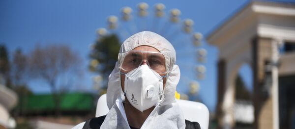 Медицинский сотрудник во время дезинфекции. Архивное фото - Sputnik Кыргызстан