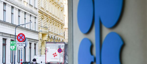 Венадагы ОПЕКтин офистин жанында киши медициналык бет капчан. Архив Венадагы ОПЕКтин офистин жанында киши медициналык бет капчан. Архив - Sputnik Кыргызстан