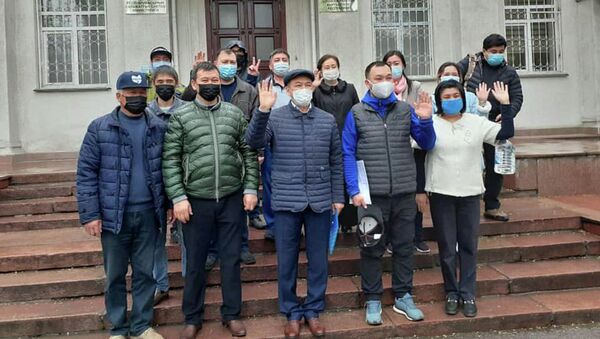 Отправка бригады специалистов-медиков на юг для помощи в борьбе с коронавирусом - Sputnik Кыргызстан