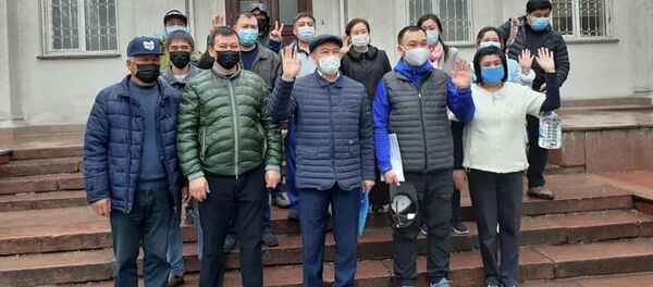 Отправка бригады специалистов-медиков на юг для помощи в борьбе с коронавирусом - Sputnik Кыргызстан