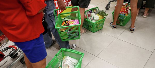 Покупатели стоят в очереди на кассу в супермаркете Покупатели стоят в очереди на кассу в супермаркете - Sputnik Кыргызстан