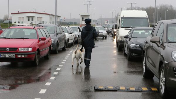 Пограничник с собакой на пункте пропуска на российской границе. Архивное фото - Sputnik Кыргызстан