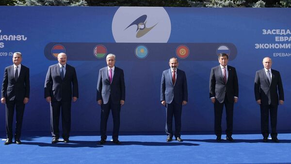 Церемонии совместного фотографирования глав делегаций государств-участников Высшего евразийского экономического совета (ВЕЭС). Архивное фото - Sputnik Кыргызстан